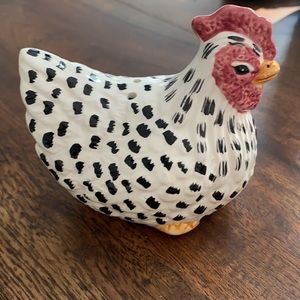 Salt and pepper shakers chickens